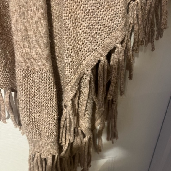 🛍️5 for 15!🛍️ Tan Fringe Shawl - Picture 3 of 4